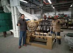 Cameroonian customers come to inspect soybean oil extraction equipment